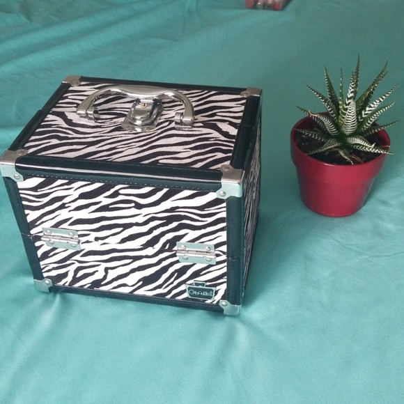 Caboodles Accessories - !SOLD!Chic multi-purpose travel/organization cuddy